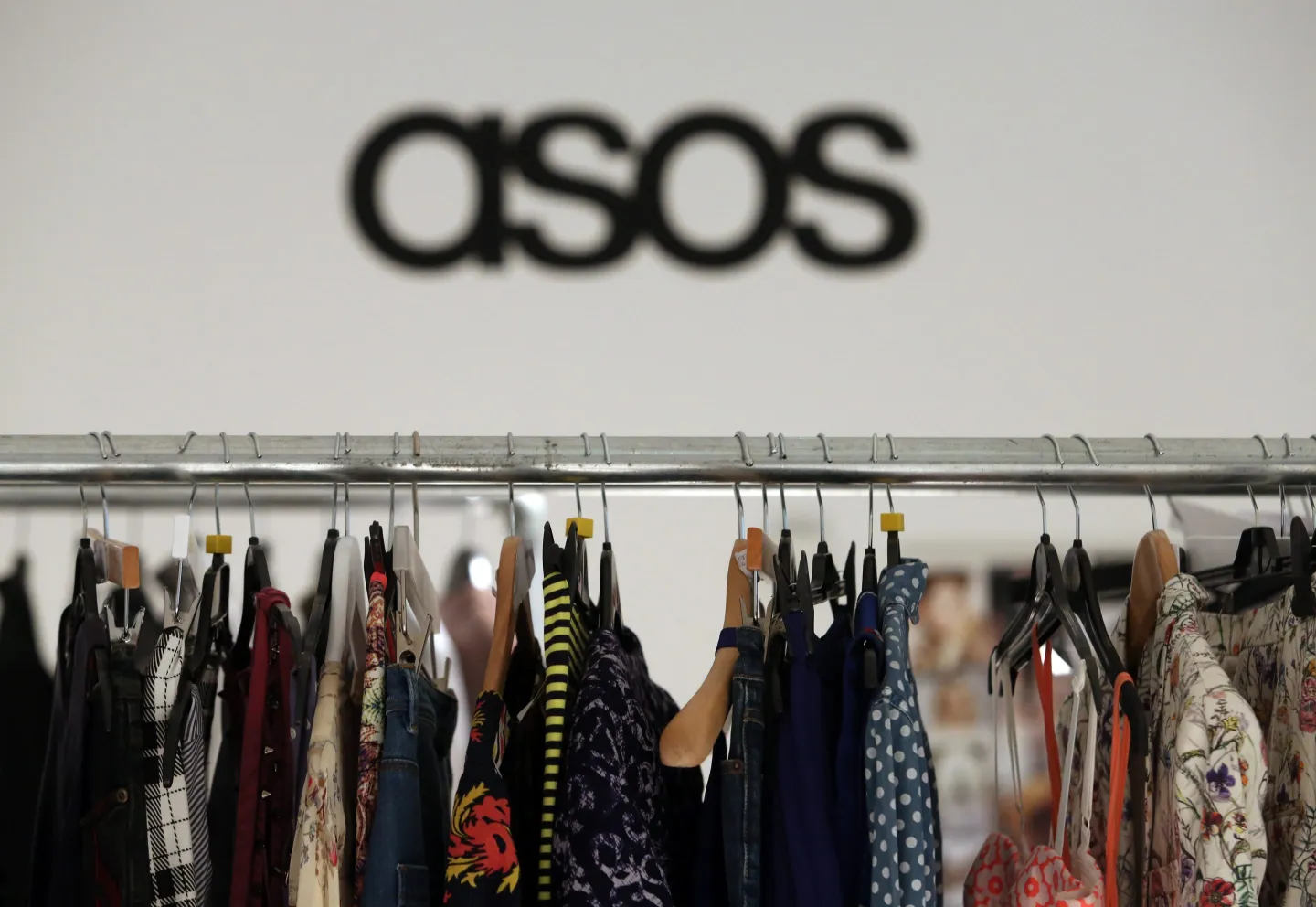 Одяг бренду Asos на вішалках