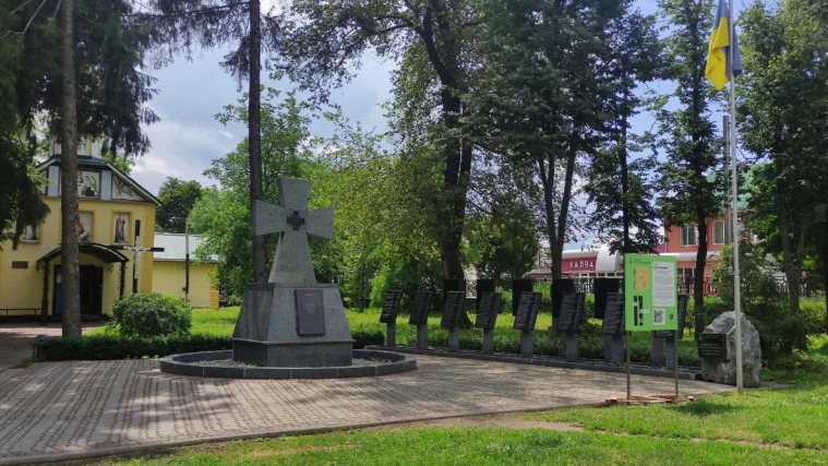 "Місця пам'яті": Лубни вшановують воїнів-земляків новими стендами біля пам'ятного знаку.