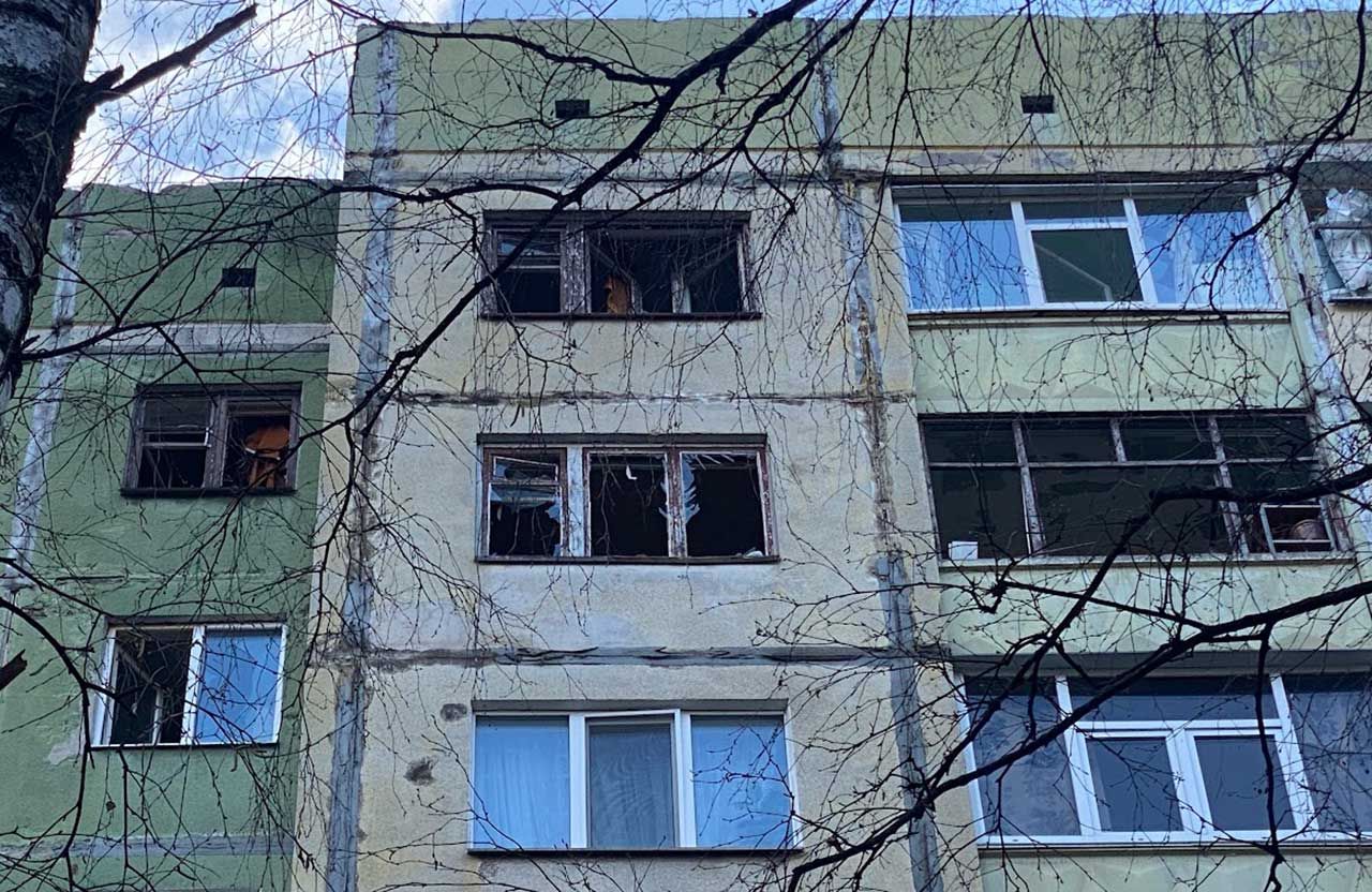 Ось кілька варіантів, які відповідають вимогам:

Ремонт пошкодженого “Шахедом” будинку на Пушкарівському: УКБ замовляє проєкт за 530 тис. грн (119 символів)
530 тис. грн на проєкт ремонту будинку на Пушкарівському, у який влучив “Шахед” (106 символів)
УКБ спрямує 530 тис. грн на проєкт ремонту будинку на Пушкарівському після влучання “Шахеда” (119 символів)
Проєкт ремонту будинку на Пушкарівському, що постраждав від “Шахеда”, замовлено за 530 тис. грн (117 символів)
