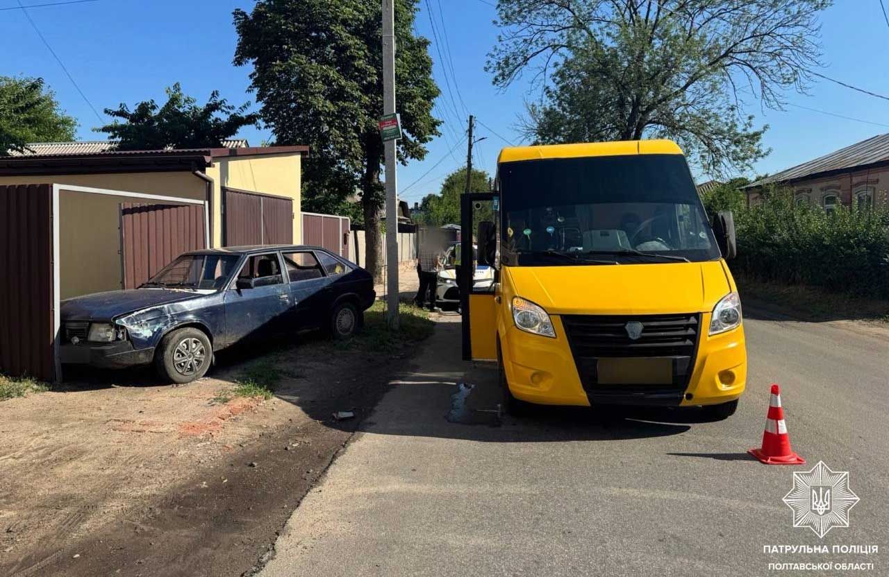П'яний водій "Москвича" в Полтаві протаранив маршрутку та паркан