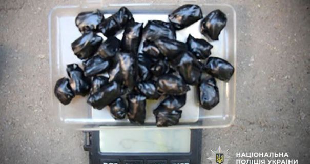 У Полтаві: юнаки готували до збуту кілограм наркотиків.