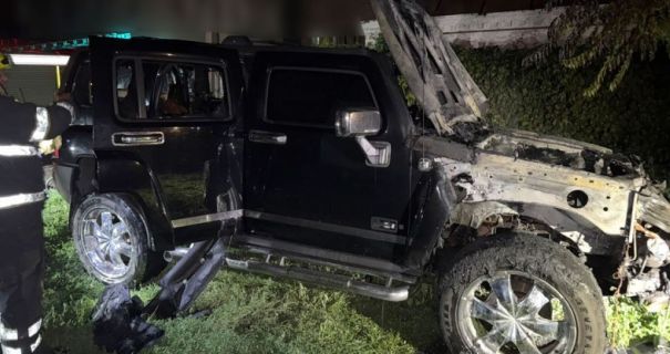 Кременчуцьке полум'я: нічний "Хаммер" у вогні, поліція шукає відповіді.