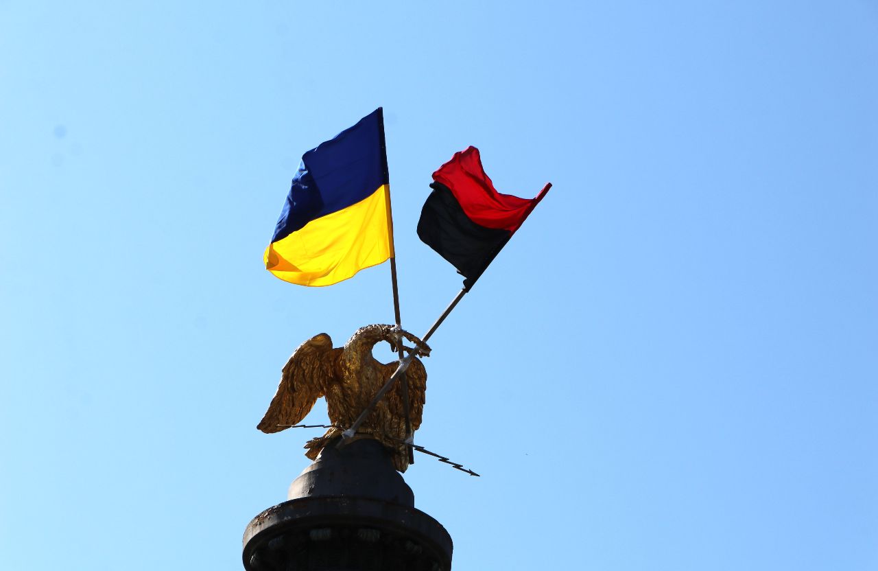 Оновлені Прапори Слави на Полтавському Монументі