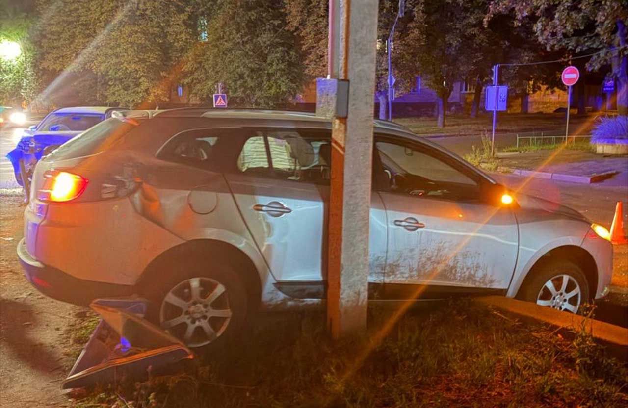 Renault у центрі Полтави: Таран Mitsubishi, знесено дорожній знак.