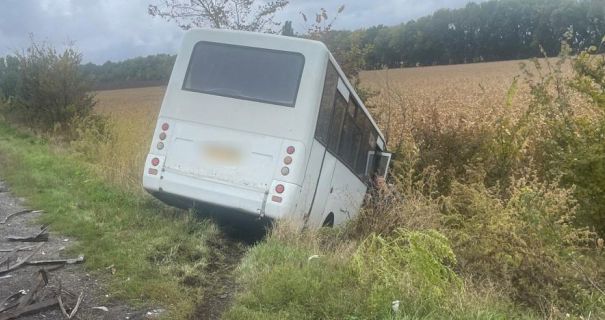 На Полтавщині: легковик та автобус вилетіли з дороги після зіткнення, є постраждалі