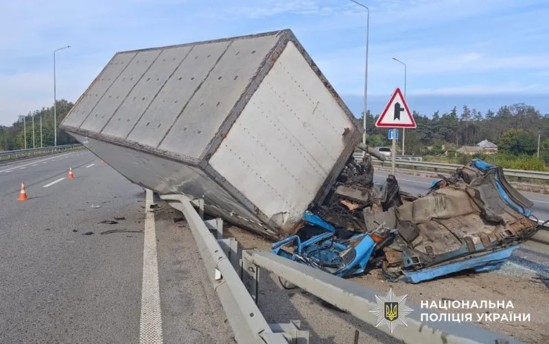 Полтавщина: Вантажівка згоріла на трасі Київ-Харків, водій загинув.
