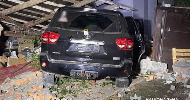 П’яний водій на іномарці пошкодив паркан на Полтавщині: є постраждалі.