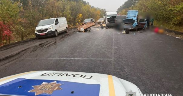 Потрійне ДТП на Полтавщині: дві іномарки та мікроавтобус стали учасниками аварії.