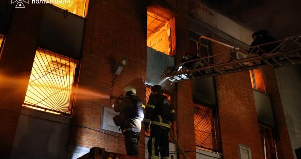 Пожежі на Полтавщині: Університет, адмінбудівля та склад палають після атак.